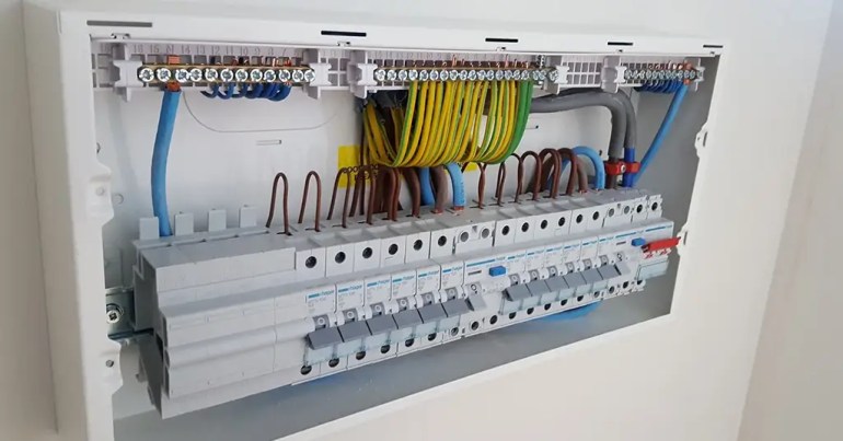 Faktor yang Mempengaruhi Upah Pasang DB 3 Phase