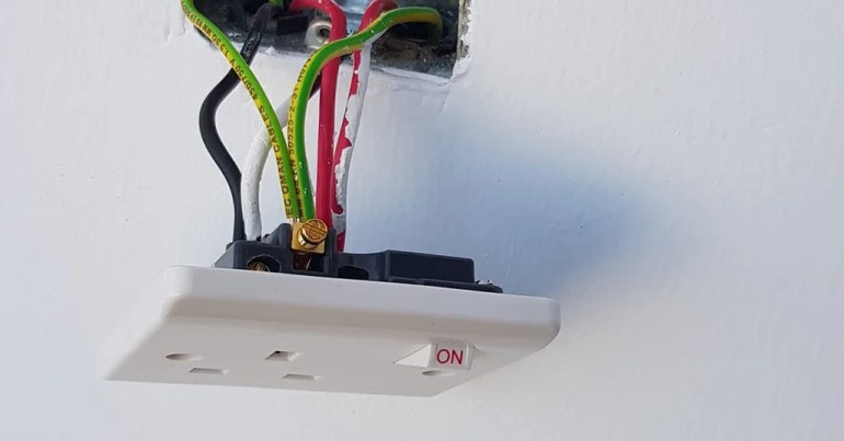 Faktor yang Mempengaruhi Upah Pasang Soket 13A