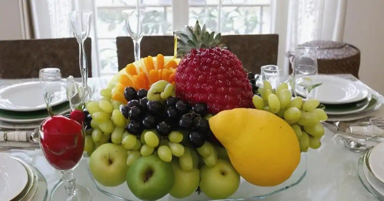 Menyusun Buah Buahan Sebagai Hiasan